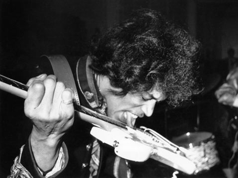 gty_jimi_hendrix_playing_tongue_guitar_bw_thg_121120_wblog[1]
